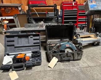 #3072 • 3 Furniture Dollie’s & Leveling Laser with Stand Black & Decker Wood Hawk saw & Vermont American Router & Table & Black & Decker Portable Work Bench & Vise
