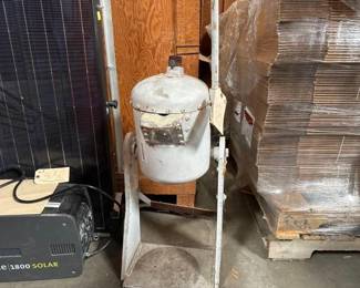 #3052 • Metal Stand
