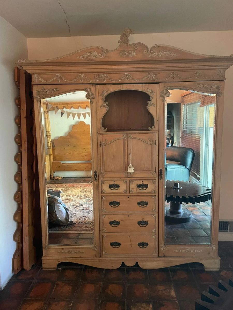 Estate Sale in Orinda starts on 5/10/2024