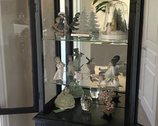 Small curio cabinet with several pieces of Lladro and other collectibles 