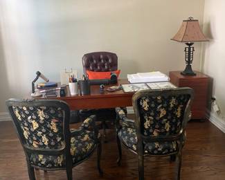 Desk and 2 nice chairs