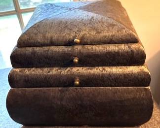 Vintage styled jewelry box