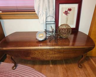 Queen Anne Style Dropleaf Coffee Table. 