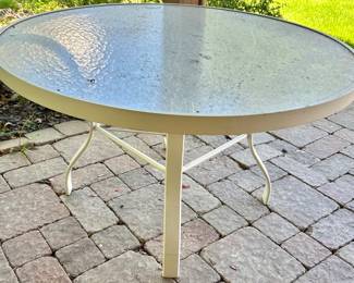 Winston Patio Furniture 48”Rnd x 28”h table $150