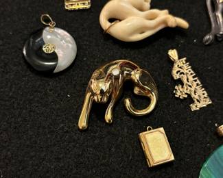 14k black onyx / mother of pearl ying / yang pendant, beautiful jaguar