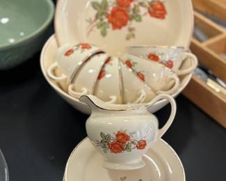 Universal potteries American beauty rose pattern set