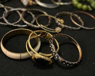 Bangles / bracelets 