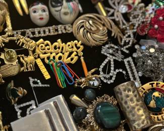 Pins / brooches, jewelry