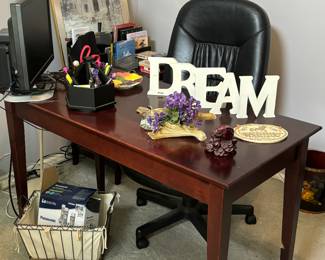 Nice simple clean desk, decor