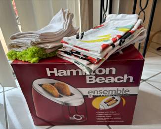 Toaster, kitchen linens 