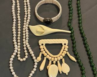 Jade necklace, vintage pearls / 14k, bone carving