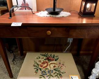 Lovely perfect size one drawer desk or side table...would also be great as a vanity!