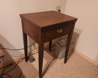 Sewing table w machine 