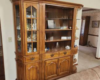 3 piece Hutch, solid wood.
Early bird offers ok on this item. Contact us if you're interested. 
