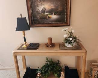 Lots of floral arrangements, hagaer pottery, lamps 