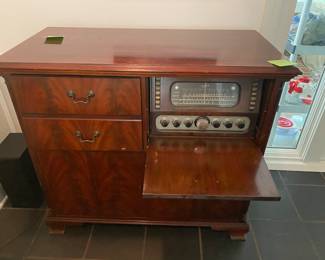 $500 Mahogany Radio Cabinet Scott Model 800B-1 Radio AM/FM, Short wave phonograph.