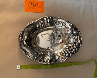 #9 - $120 - Sterling small dish Grapevine & grapes repousse work . 141 gr. 