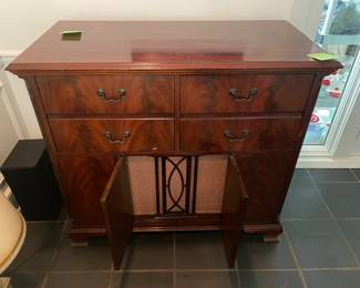 $500 Mahogany Radio Cabinet Scott Model 800B-1 Radio AM/FM, Short wave phonograph.