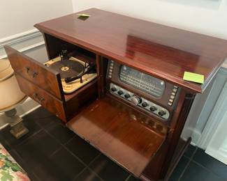 $500 Mahogany Radio Cabinet Scott Model 800B-1 Radio AM/FM, Short wave phonograph.