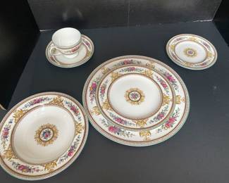 $975 Wedgwood Columbia set of china - over 100 pieces 
