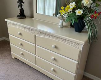Medium size Dresser & Mirror - great for guest bedroom