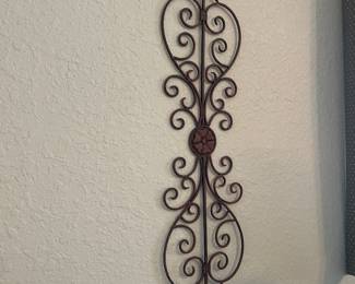 2 metal decor pieces