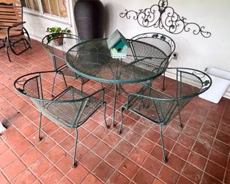 Awesome out door patio set just in time for summer & fall… I can taste the Limonade and bbq already!