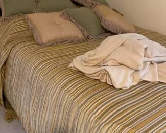 2 Queen Size Bed Covers, 2 Cotton Blankets And 6 Pillows