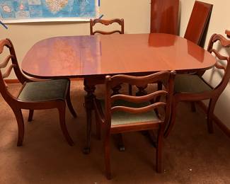 BEAUTIFUL DOUBLE DROP LEAF TABLE WITH 4 MATCHING CHAIRS, TWO EXTENSION LEAVES AND TABLE PADS. $250 OR BEST OFFER