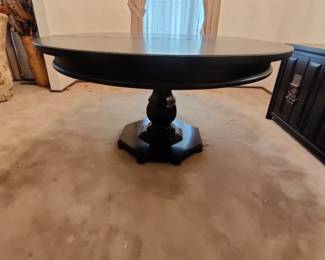 OVAL/ROUND DINING TABLE W/ LEAF & EXTRA LEGS, EXCELLENT CONDITION - $80