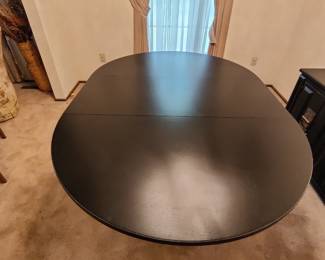 OVAL/ROUND DINING TABLE W/ LEAF & EXTRA LEGS, EXCELLENT CONDITION - $80