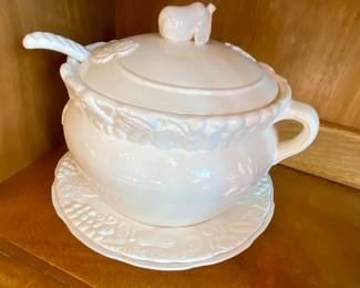 Soup tureen