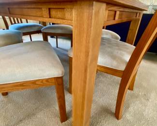 Dining table leg details