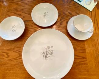 Creative “Royal Elegance”
7 bread and butter/dessert plates
cups
7 cups
7 saucers
6 dinner plates