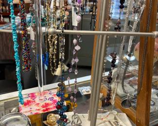 Next photos are of vintage and branded jewelry. Excellent condition.