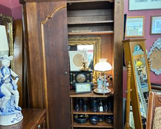 Love this wardrobe. Look at the crown