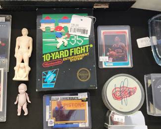 NES 10-Yard Fight, Small porcelain figurines