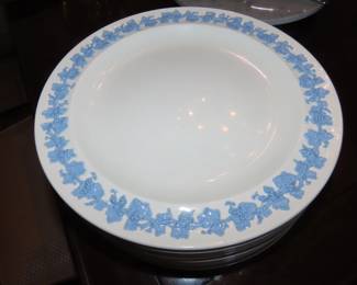 12 Wedgwood dinner plates.