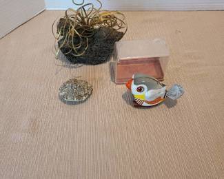 Vintage Luli tin puffin bird in original plastic case, 3.25 in. long. No key found. Rock decor.