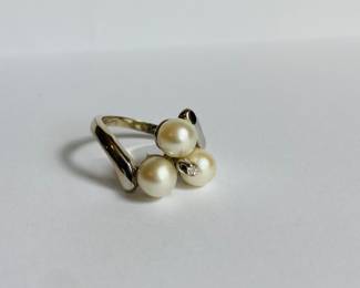 14 karat white gold ring with pearls and diamond