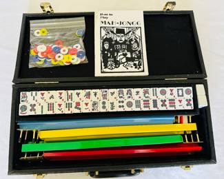 Vintage Mah-jongg game in case
