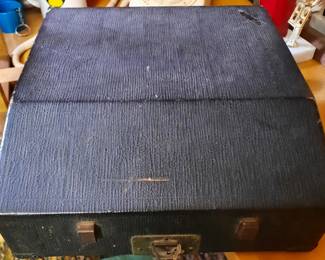 Antique Mobil Typewriter
pic 1of 2