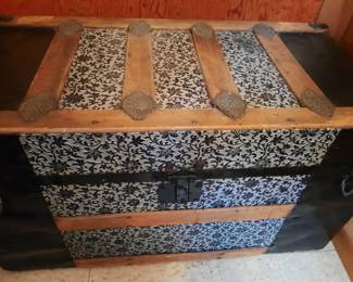Vintage Steamer Trunk  
pic 1 of 2