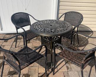 Iron table with 4 wicker chairs 