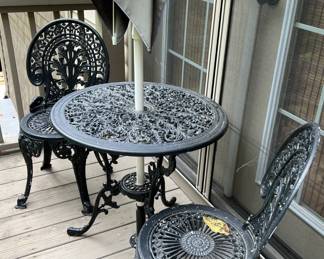 Resin parfait table and chairs with 1/2 umbrella