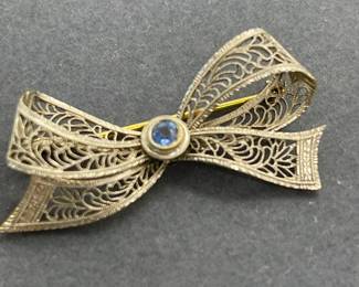 14Kt Yellow Gold Brooch Pin with a Center Sapphire