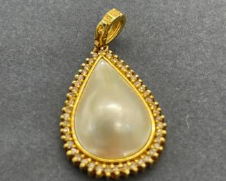 14Kt Yellow Gold Pear Shape Mabé Peral with Diamond Surround