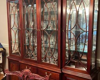 Large, Beautiful Thomasville Mahogany Dining Room Table & Chairs with Matching China Cabinet and Sideboard