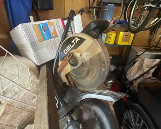 Delta Saw - Lots of Ladders and Tools in Garage