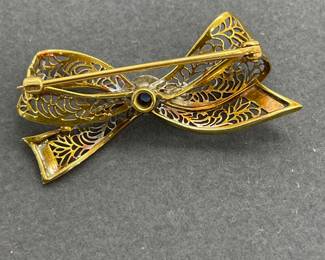 14Kt Yellow Gold Brooch Pin with a Center Sapphire